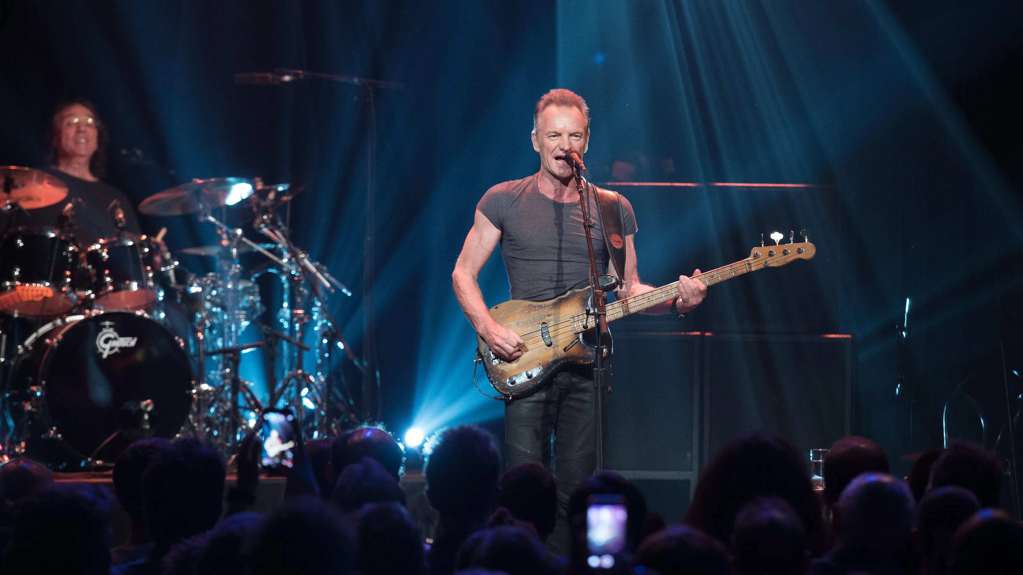 Sting ofrece un concierto benéfico en la sala Bataclan en el aniversario de los atentados de París