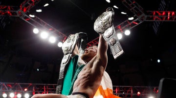 Conor McGregor, con sus dos títulos