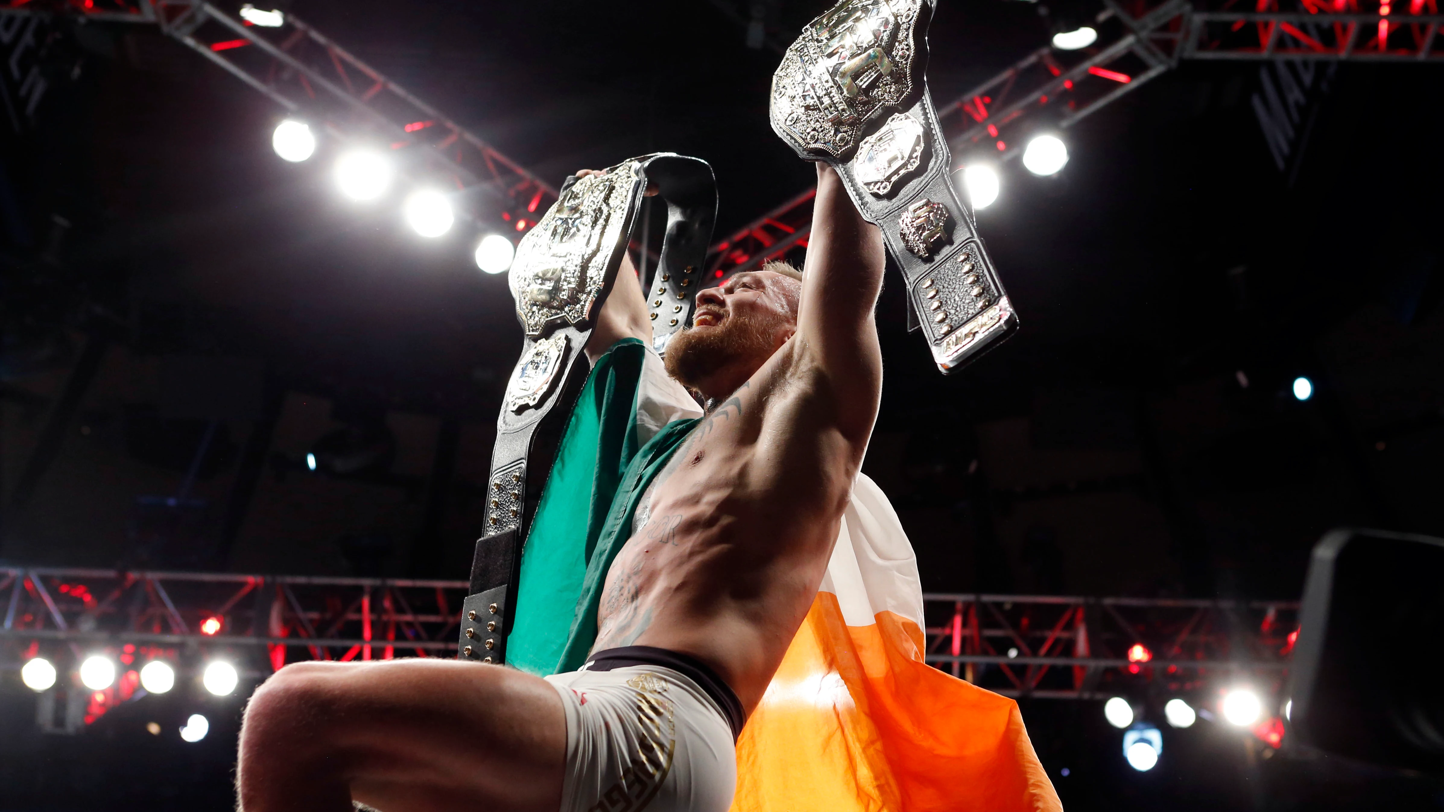Conor McGregor, con sus dos títulos Conor McGregor, con sus dos títulos