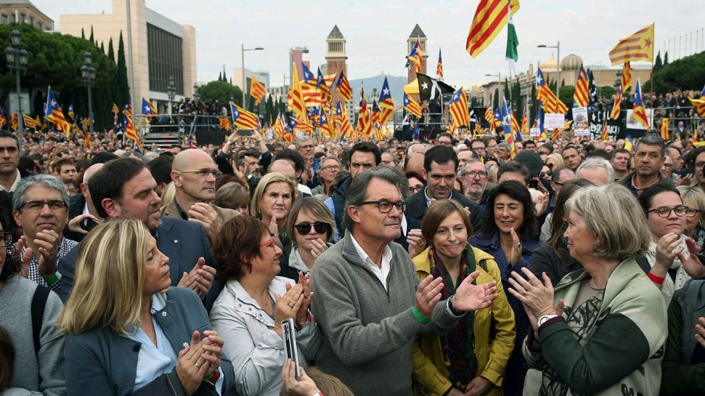 Momento de la concentraci&oacute;n en Barcelona convocada por las entidades soberanistas en apoyo de los cargos electos investigados