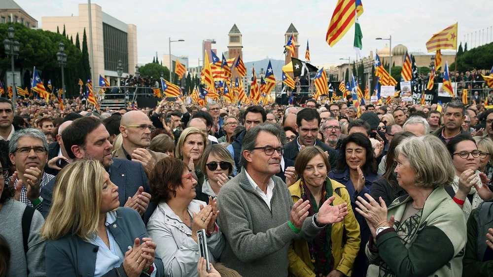 Momento de la concentración en Barcelona convocada por las entidades soberanistas en apoyo de los cargos electos investigados