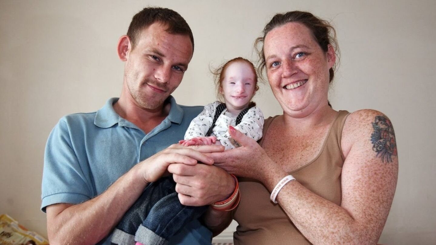 Charlotte Garside junto a sus padres