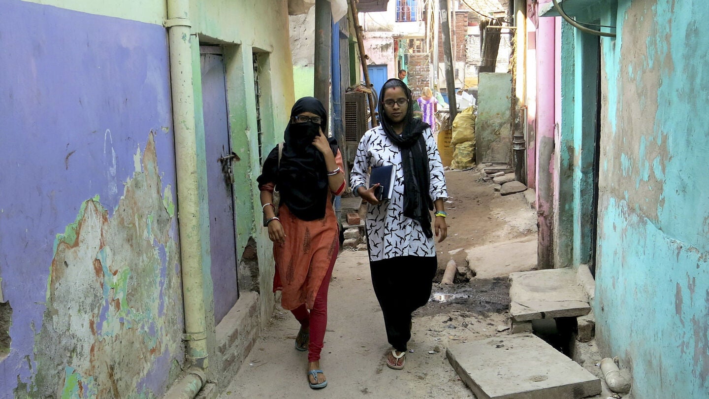 La joven musulmana Nisha Ahmed pasea por las calles de Nueva Delhi dos a&ntilde;os despu&eacute;s de sufrir un divorcio por "talaq"