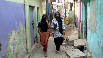 La joven musulmana Nisha Ahmed pasea por las calles de Nueva Delhi dos años después de sufrir un divorcio por "talaq"
