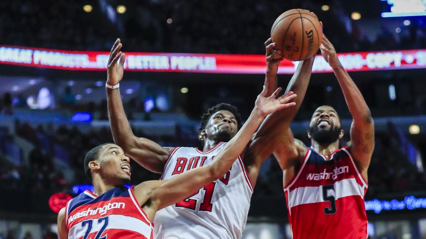 Jimmy Butler pelea por un rebote con Markieff Morris y Otto Porter