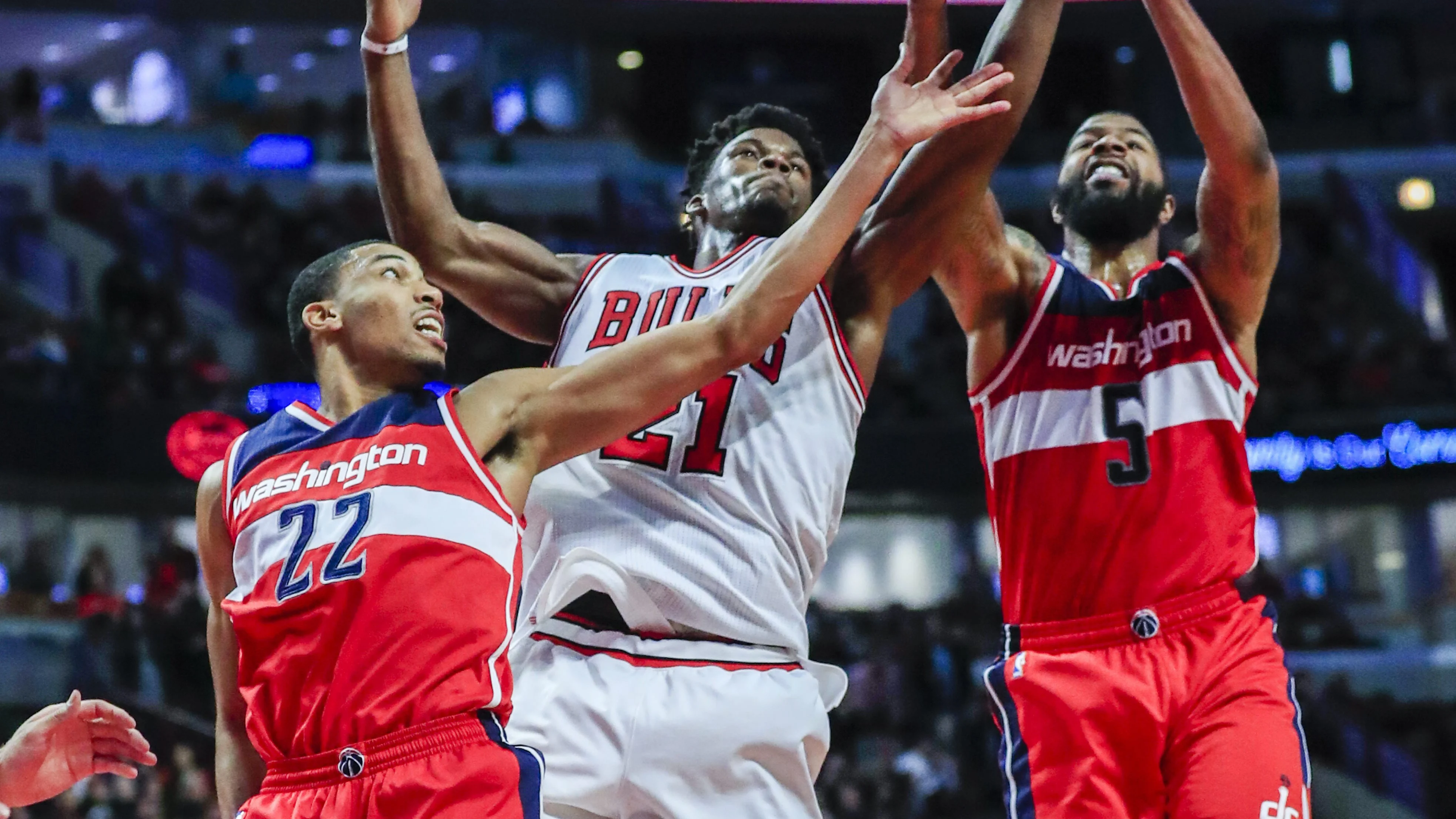 Jimmy Butler pelea por un rebote con Markieff Morris y Otto Porter