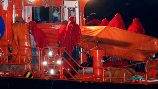 Llegan a puerto las 28 personas rescatadas de una patera al sur de Cabo de Gata Llegan a puerto las 28 personas rescatadas de una patera al sur de Cabo de Gata