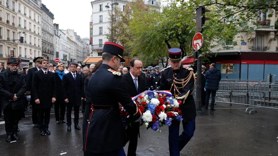 El presidente de Francia, Francois Hollande y la alcaldesa de París, Anne Hidalgo, durante el homenaje por los atentados de hace un año, hoy cerca del café 'A La Bonne Biere' El presidente de Francia, Francois Hollande y la alcaldesa de París, Anne Hidalgo, durante el homenaje por los atentados de hace un año, hoy cerca del café 'A La Bonne Biere'