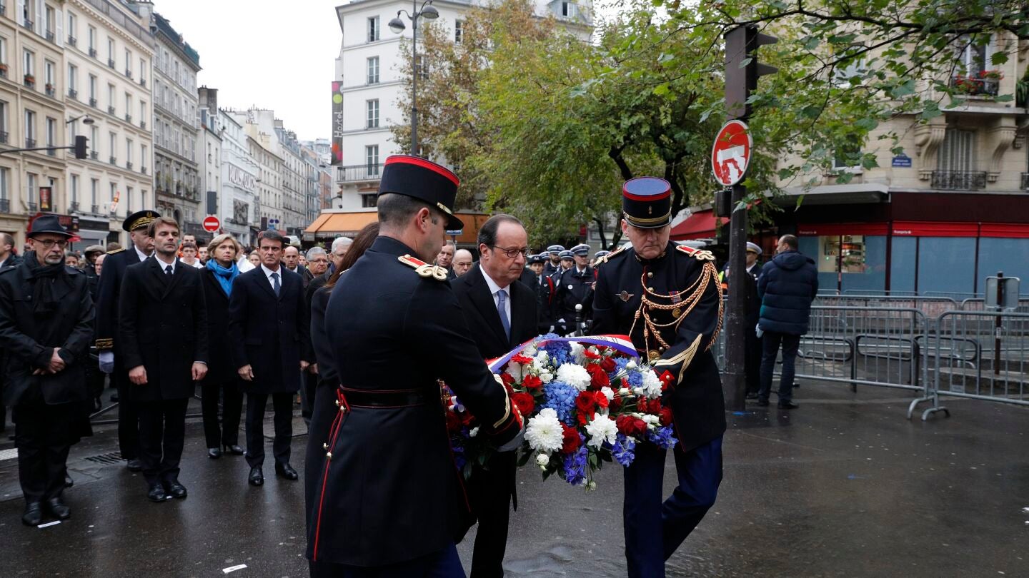 El presidente de Francia, Francois Hollande y la alcaldesa de Par&iacute;s, Anne Hidalgo, durante el homenaje por los atentados de hace un a&ntilde;o, hoy cerca del caf&eacute; 'A La Bonne Biere'
