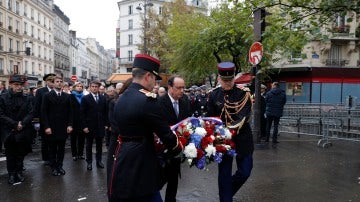 El presidente de Francia, Francois Hollande y la alcaldesa de París, Anne Hidalgo, durante el homenaje por los atentados de hace un año, hoy cerca del café 'A La Bonne Biere'