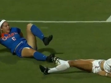 Dos jugadoras se quedan enredadas por los tacos de sus botas Dos jugadoras se quedan enredadas por los tacos de sus botas