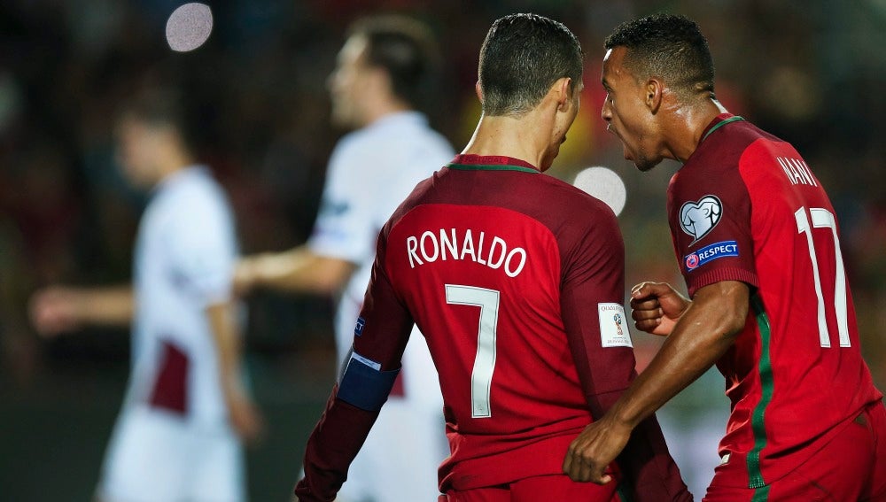 Cristiano Ronaldo celebra un gol ante Letonia