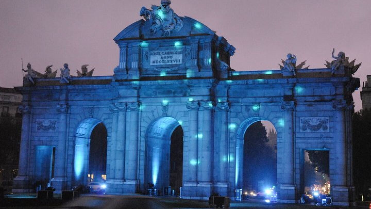 La Puerta de Alcal&aacute; te&ntilde;ida de azul 