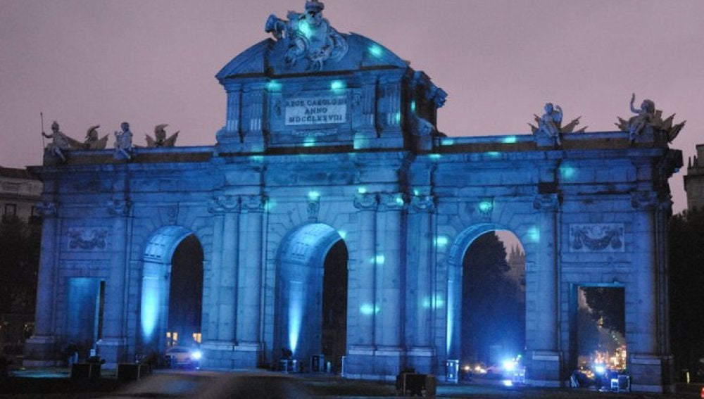 La Puerta de Alcalá teñida de azul 
