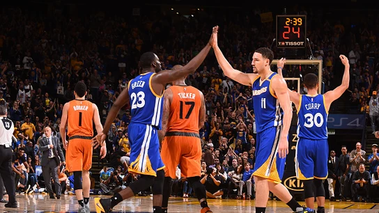 Thompson, Green y Curry celebran una canasta ante los Suns Thompson, Green y Curry celebran una canasta ante los Suns