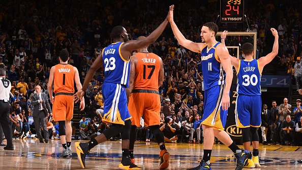 Thompson, Green y Curry celebran una canasta ante los Suns