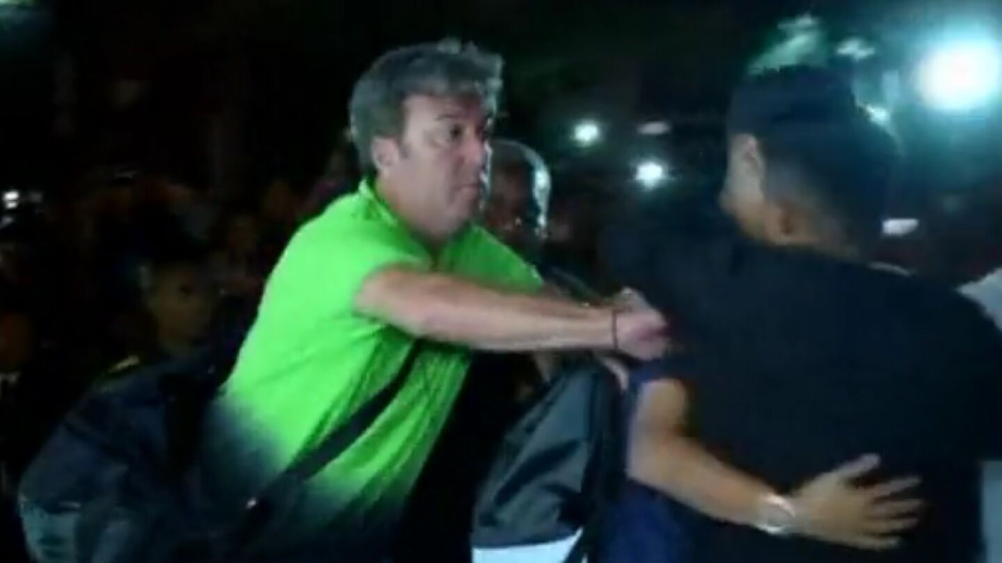 Un aficionado se abalanza sobre Neymar en su llega a Per&uacute; 
