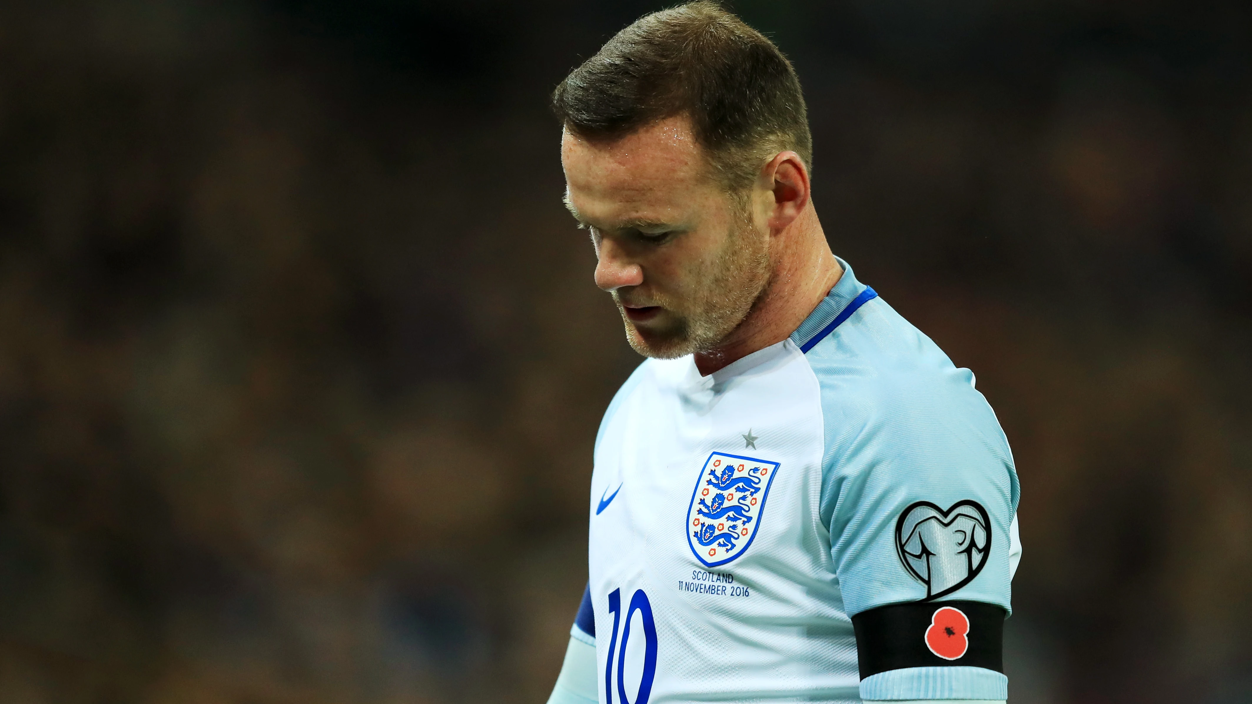 Wayne Rooney lamenta una acción en un partido con Inglaterra