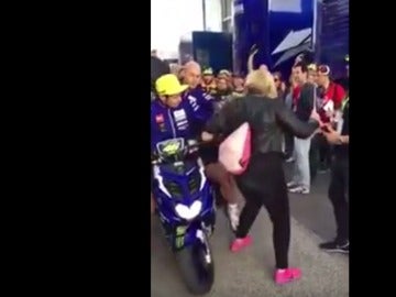 La patada de Rossi en el paddock de Cheste