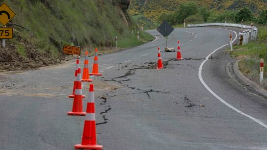 El da&ntilde;o causado a la carretera estatal 7, cerca del puente transbordador Waiau despu&eacute;s del terremoto de magnitud 7,5, en Christchurch, Nueva Zelanda
