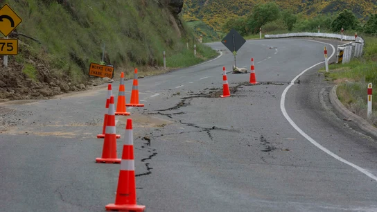 El daño causado a la carretera estatal 7, cerca del puente transbordador Waiau después del terremoto de magnitud 7,5, en Christchurch, Nueva Zelanda El daño causado a la carretera estatal 7, cerca del puente transbordador Waiau después del terremoto de magnitud 7,5, en Christchurch, Nueva Zelanda