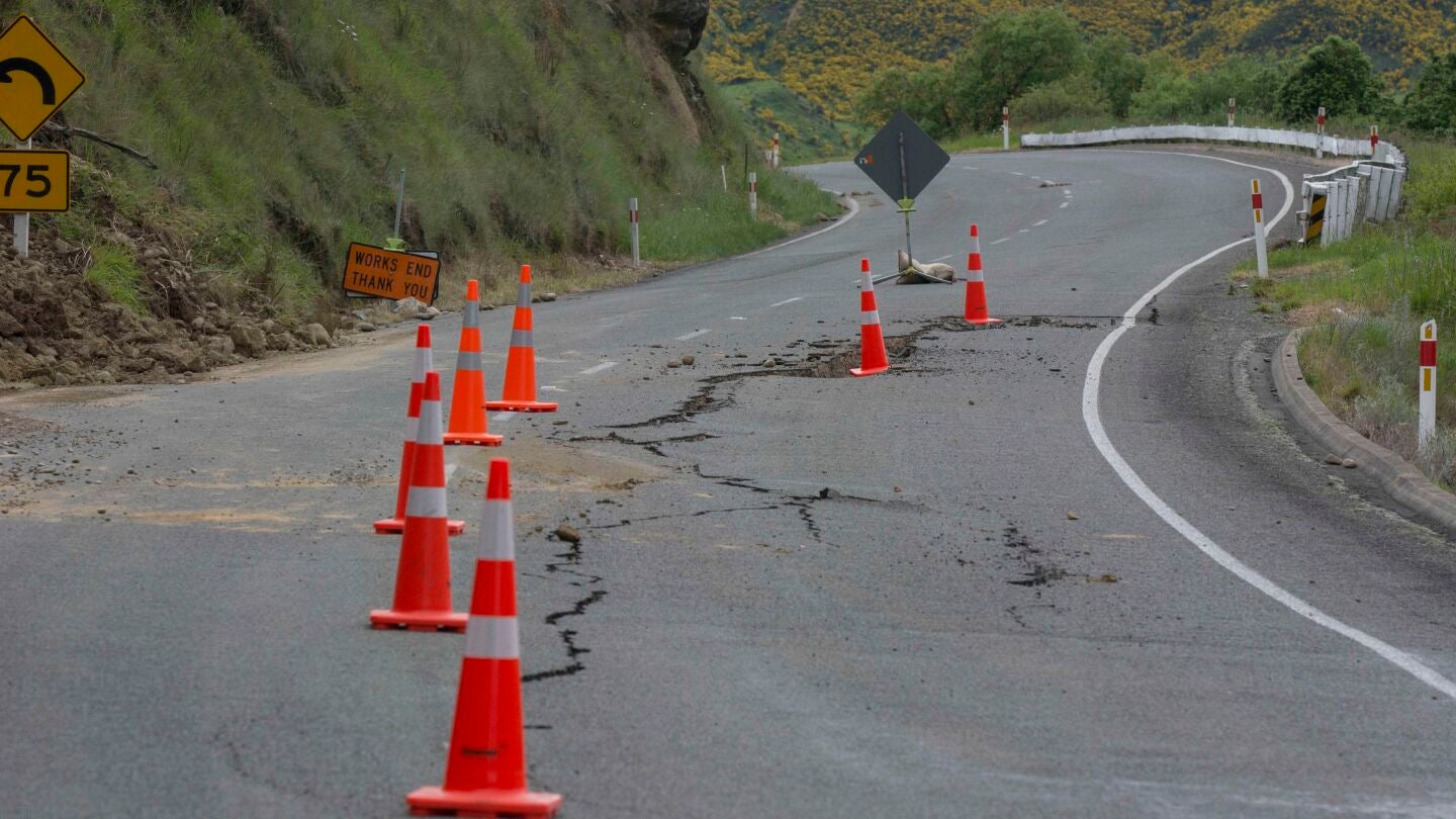 El da&ntilde;o causado a la carretera estatal 7, cerca del puente transbordador Waiau despu&eacute;s del terremoto de magnitud 7,5, en Christchurch, Nueva Zelanda