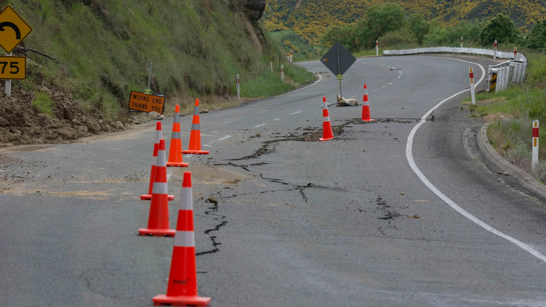 El daño causado a la carretera estatal 7, cerca del puente transbordador Waiau después del terremoto de magnitud 7,5, en Christchurch, Nueva Zelanda