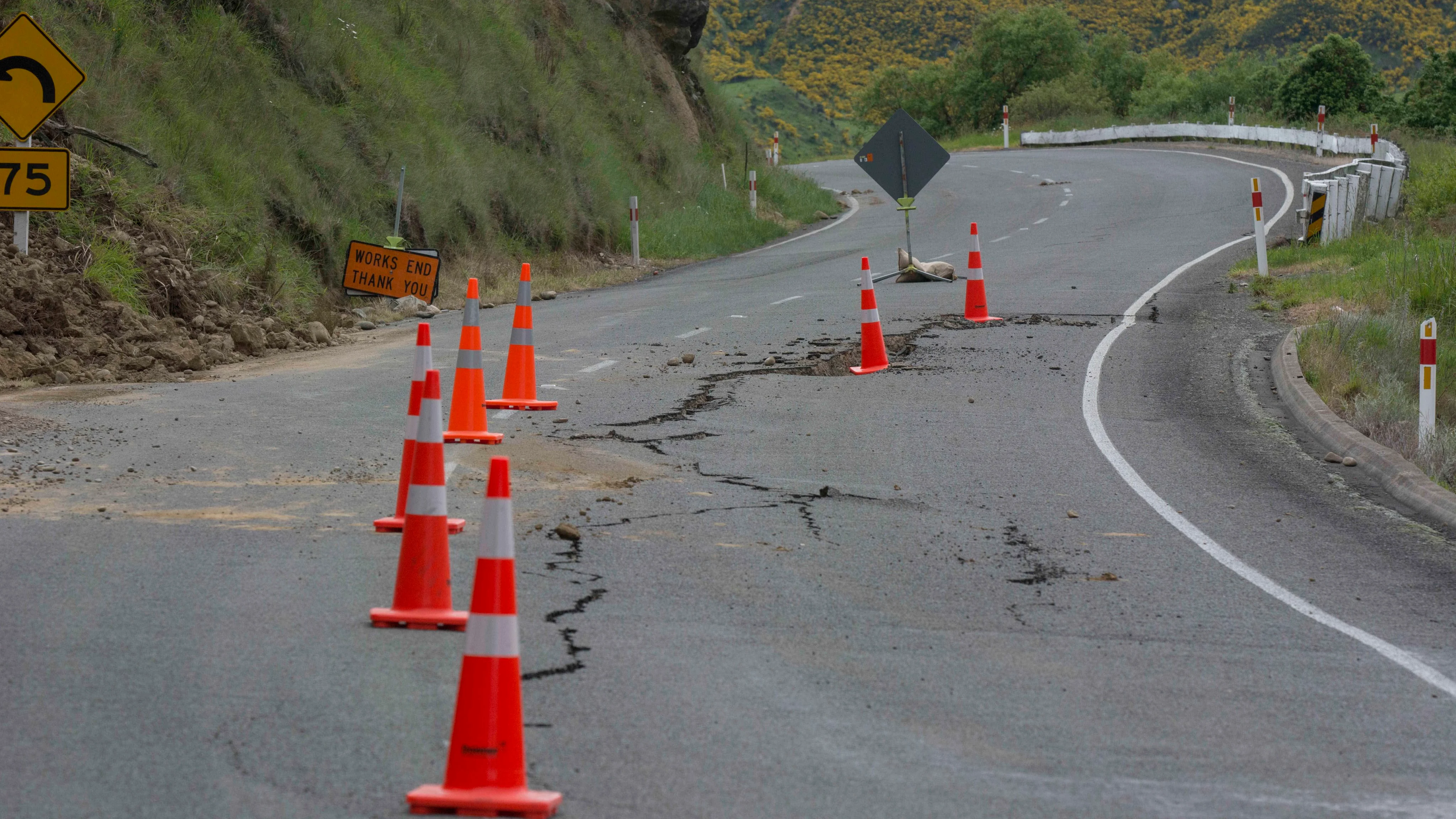 El daño causado a la carretera estatal 7, cerca del puente transbordador Waiau después del terremoto de magnitud 7,5, en Christchurch, Nueva Zelanda