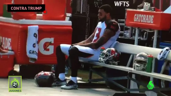 Frame 49.285712 de: Un jugador de la NFL permanece sentado mientras suena el himno de EEUU para protestar contra Trump Frame 49.285712 de: Un jugador de la NFL permanece sentado mientras suena el himno de EEUU para protestar contra Trump