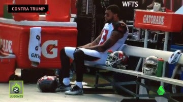 Frame 49.285712 de: Un jugador de la NFL permanece sentado mientras suena el himno de EEUU para protestar contra Trump