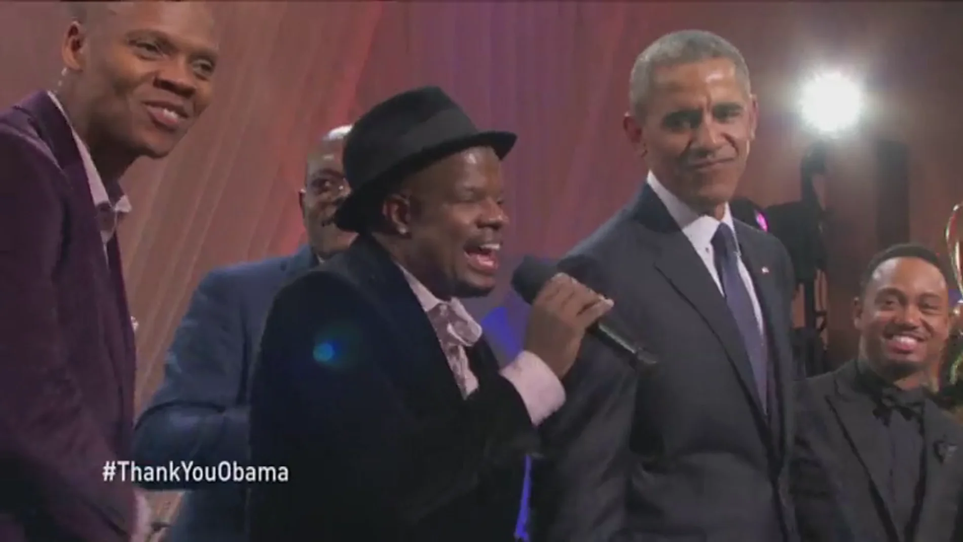Frame 34.212838 de: Barack y Michelle Obama se despiden de la Casa Blanca cantando 'Love & Hapinnes' 