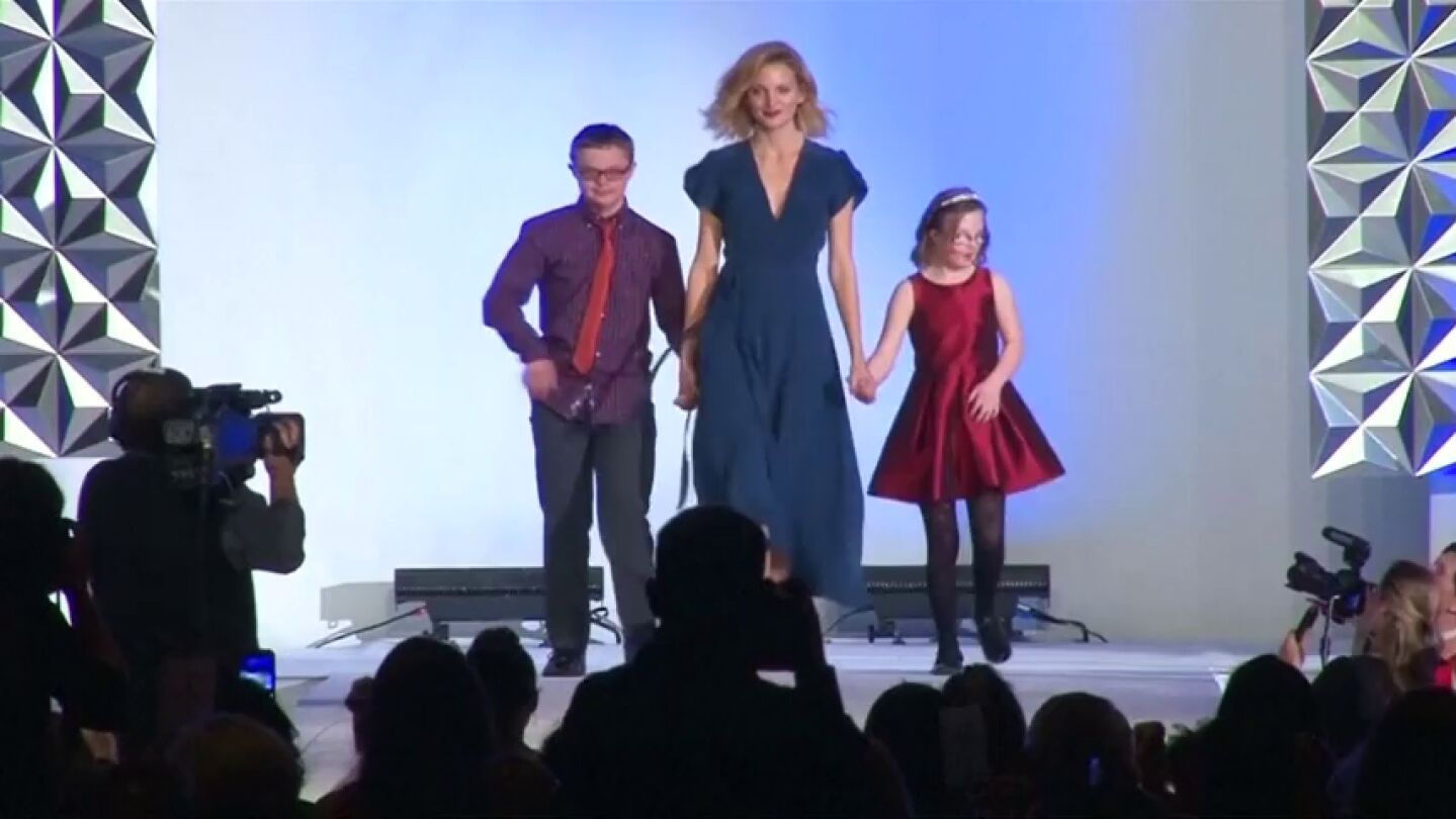 Frame 0.0 de: Actores, deportistas y modelos participan en un desfile de la fundaci&oacute;n de S&iacute;ndrome de Down en Denver, Estados Unidos