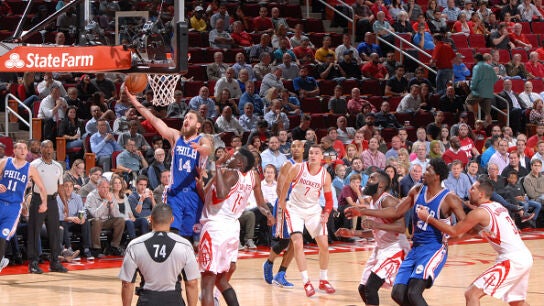 Sergio Rodr&iacute;guez trata de anotar ante los Rockets