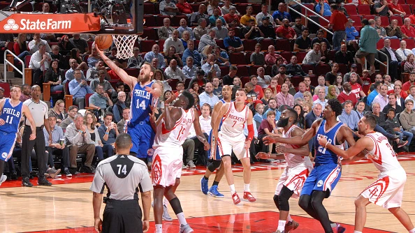 Sergio Rodr&iacute;guez trata de anotar ante los Rockets