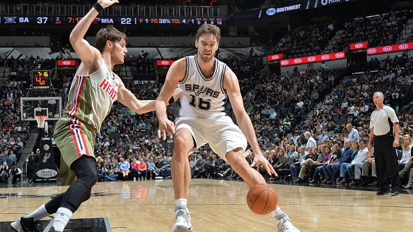 Pau Gasol, en acción ante los Spurs