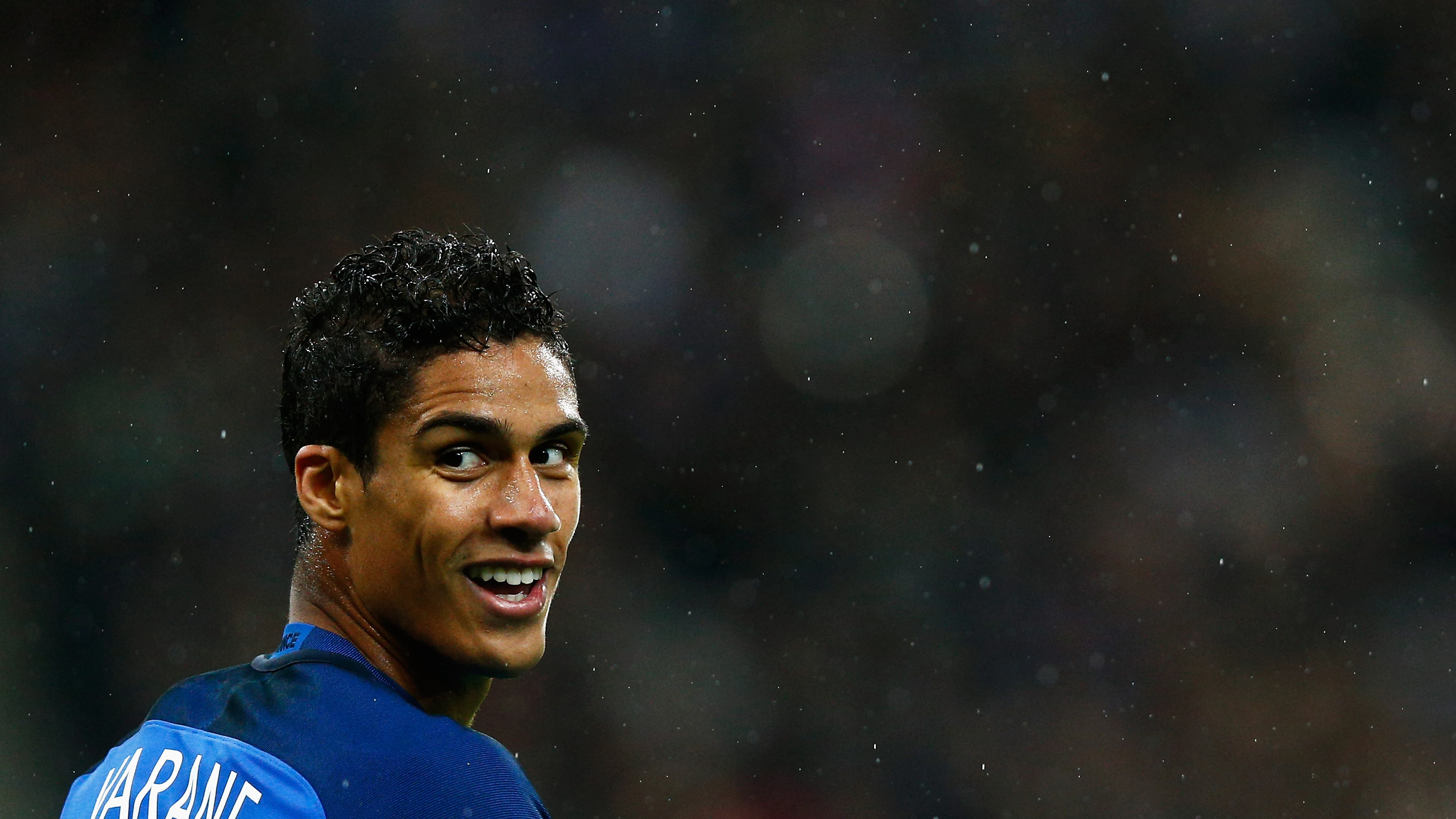 Raphaël Varane durante un partido con la selección de Francia