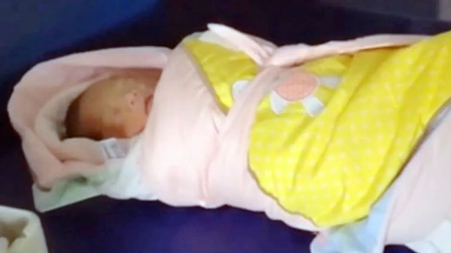 La pequeña fue cubierta con mantas y ropa de los clientes La pequeña fue cubierta con mantas y ropa de los clientes
