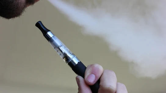 Imagen de archivo de una persona con un cigarrillo electrónico. Cigarrillo electrónico