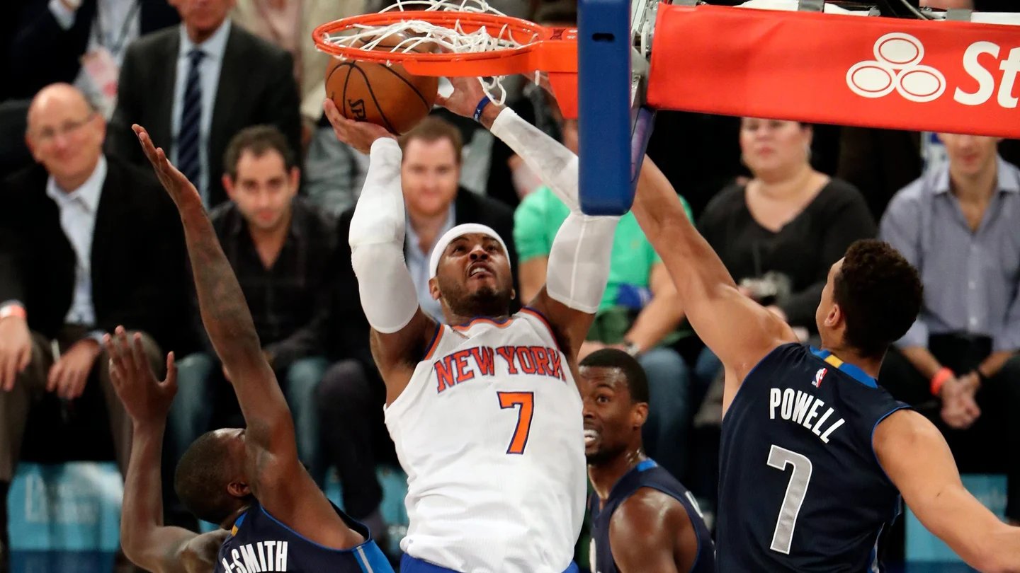 Carmelo Anthony trata de anotar ante la defensa de los Knicks Carmelo Anthony trata de anotar ante la defensa de los Knicks