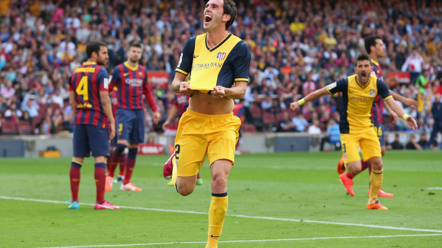 God&iacute;n regala a los atl&eacute;ticos la camiseta de su cabezazo en el Camp Nou