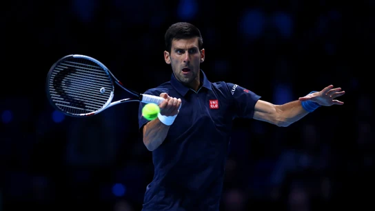 Novak Djokovic golpea una bola durante un partido Novak Djokovic golpea una bola durante un partido