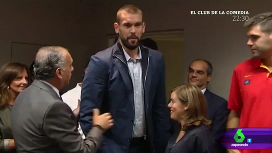 Frame 160.407472 de: Quique Peinado: "Hay gente pequeña que no se ve. Marc Gasol no pisó a Soraya Sáenz de Santamaría de milagro" Frame 160.407472 de: Quique Peinado: "Hay gente pequeña que no se ve. Marc Gasol no pisó a Soraya Sáenz de Santamaría de milagro"