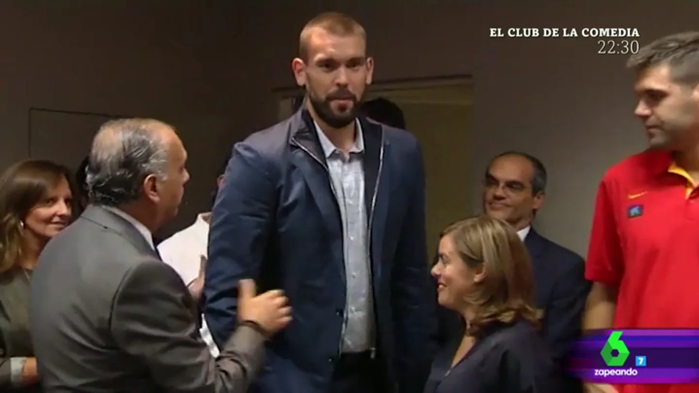 Frame 160.407472 de: Quique Peinado: "Hay gente pequeña que no se ve. Marc Gasol no pisó a Soraya Sáenz de Santamaría de milagro" Frame 160.407472 de: Quique Peinado: "Hay gente pequeña que no se ve. Marc Gasol no pisó a Soraya Sáenz de Santamaría de milagro"