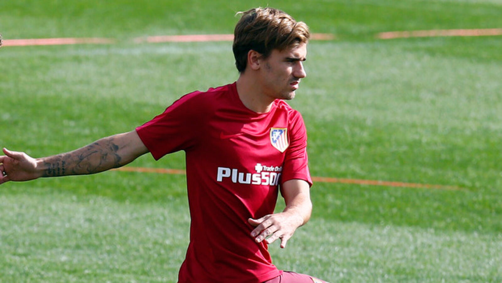 Griezmann se entrena sobre el c&eacute;sped y evoluciona bien para llegar al derbi