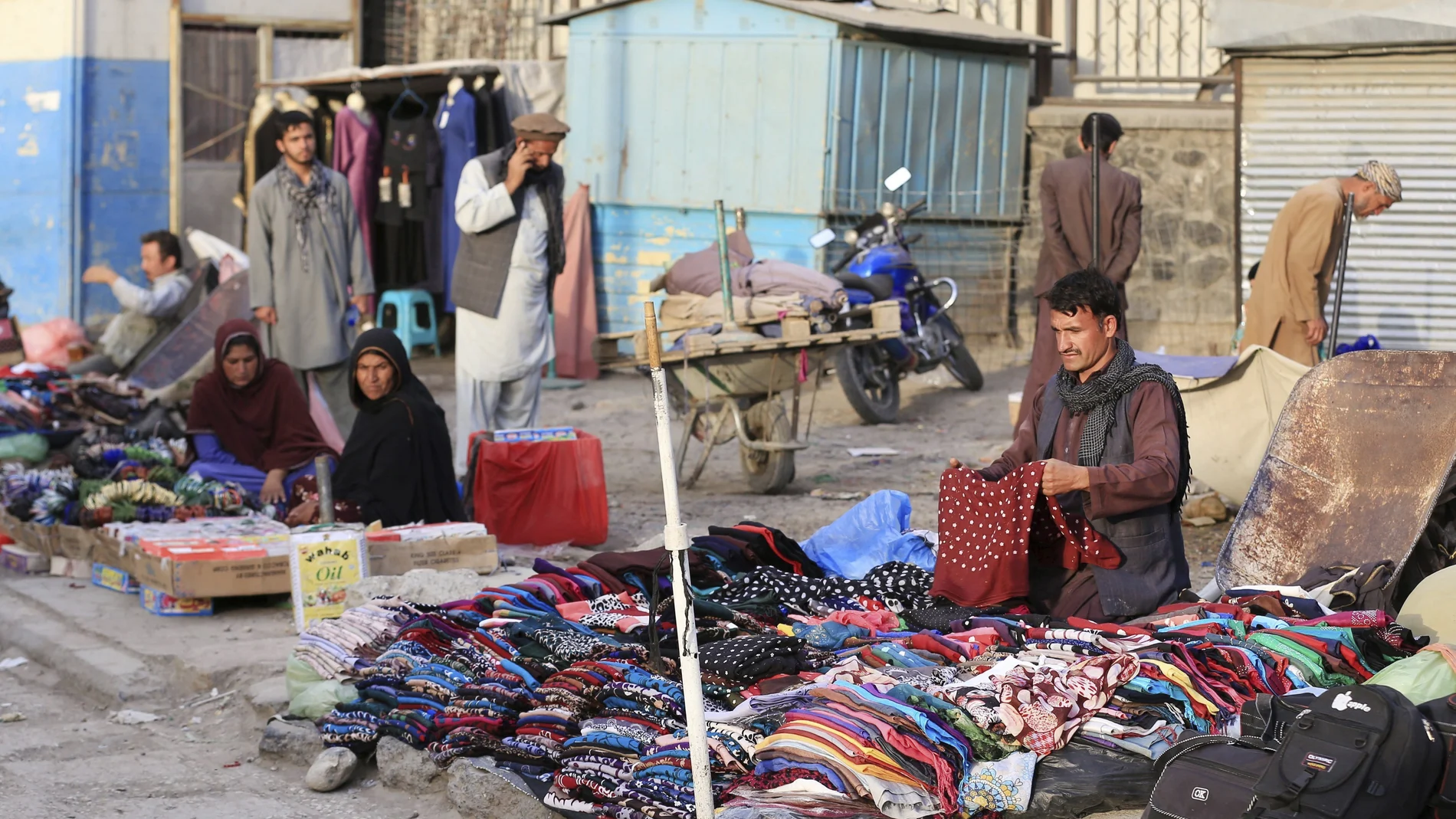 Varias personas venden ropa de segunda mano en una calle de Kabul, Afganistán