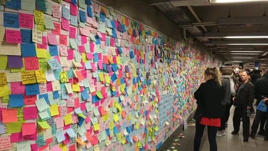 Nueva York inunda el metro de post-it en protesta a Trump Nueva York inunda el metro de post-it en protesta a Trump