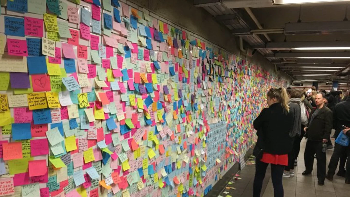Nueva York inunda el metro de post-it en protesta a Trump Nueva York inunda el metro de post-it en protesta a Trump