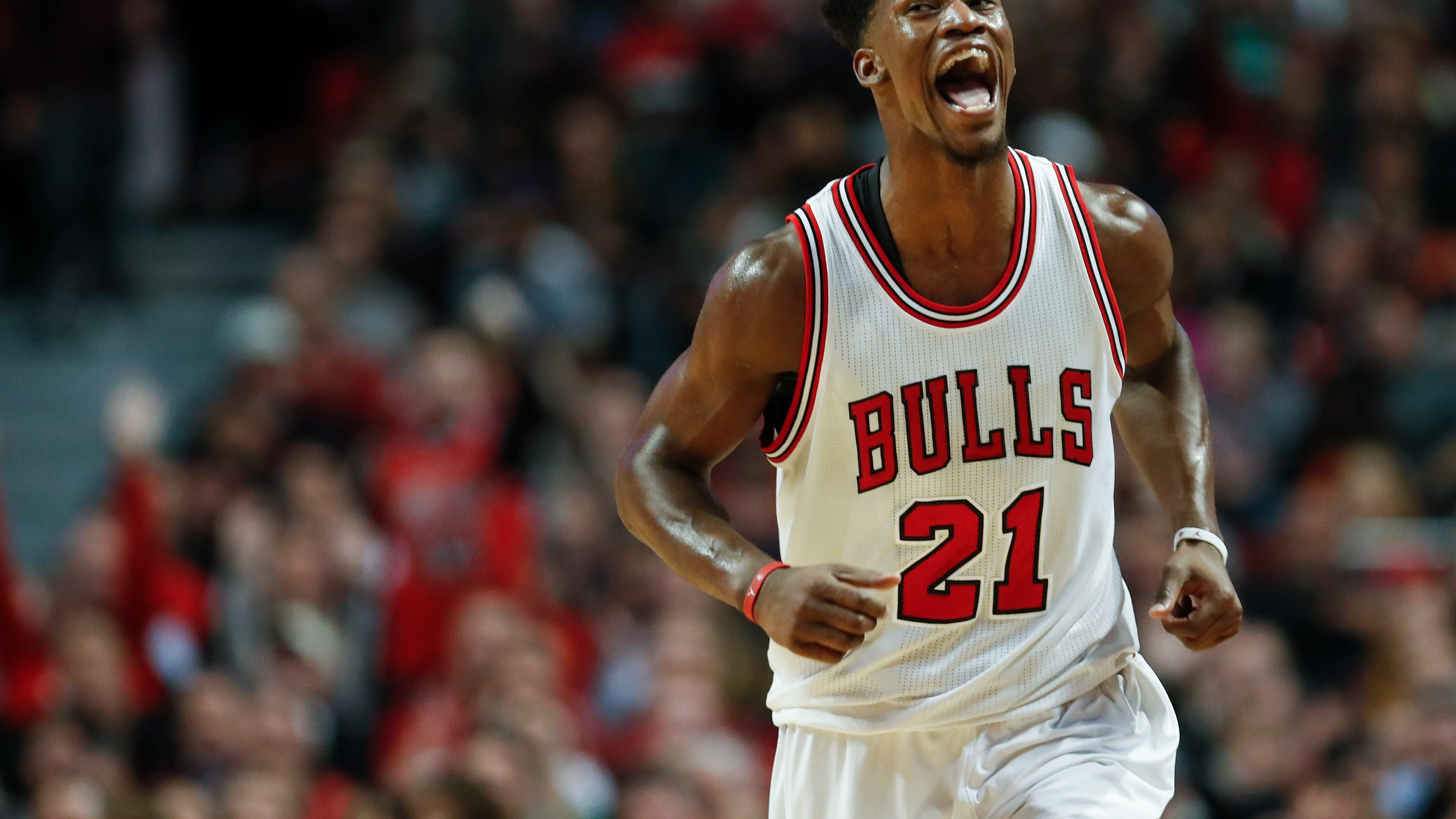 Butler celebra una canasta con los Bulls