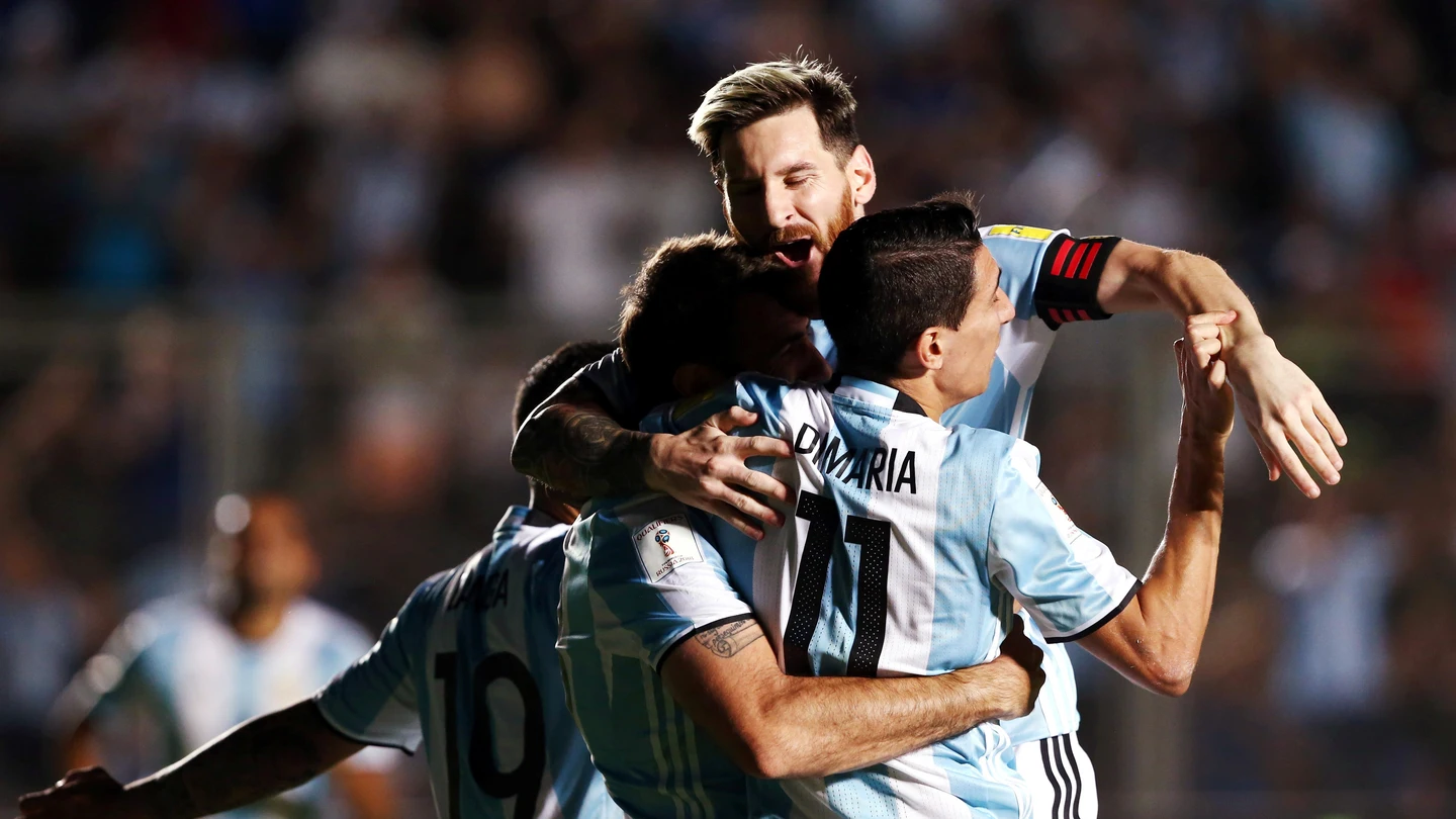 Messi celebra con sus compañeros uno de los goles ante Colombia Messi celebra con sus compañeros uno de los goles ante Colombia