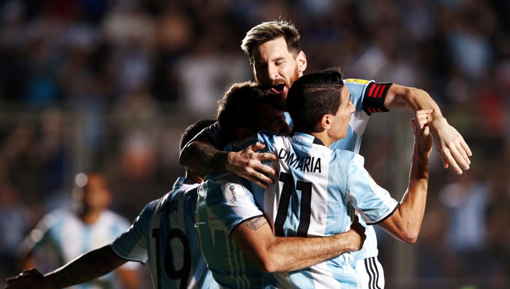 Messi celebra con sus compañeros uno de los goles ante Colombia